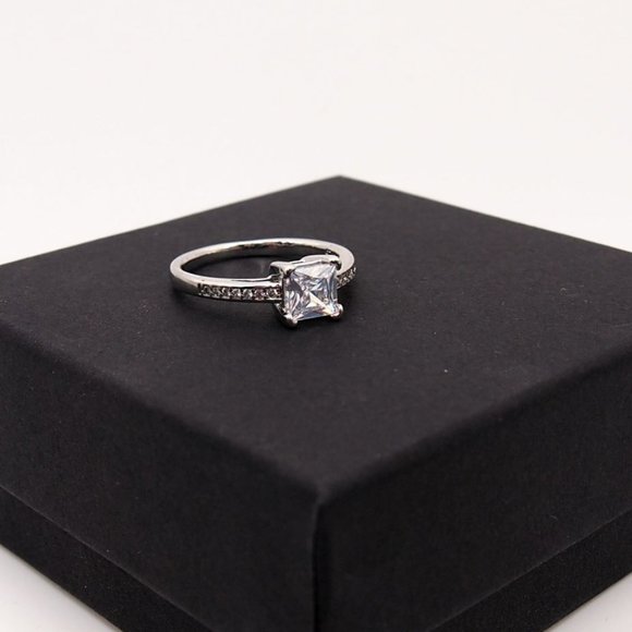 Stunning Princess Cut 1.00ctw Bridal Ring - Picture 5 of 9